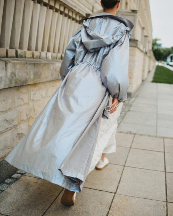 ДОЩОВИК З КАПЮШОНОМ З БЛИСКУЧОЇ ТКАНИНИ