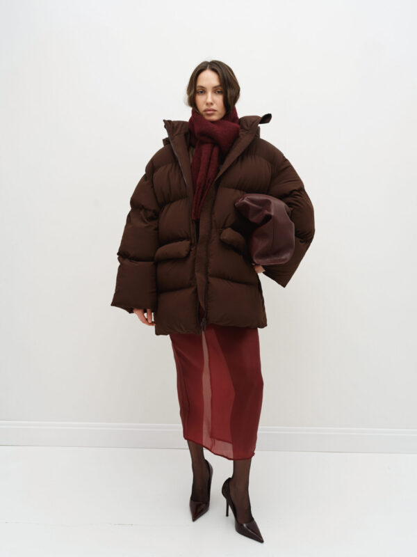 М’який пуфер oversize в шоколадному кольорі